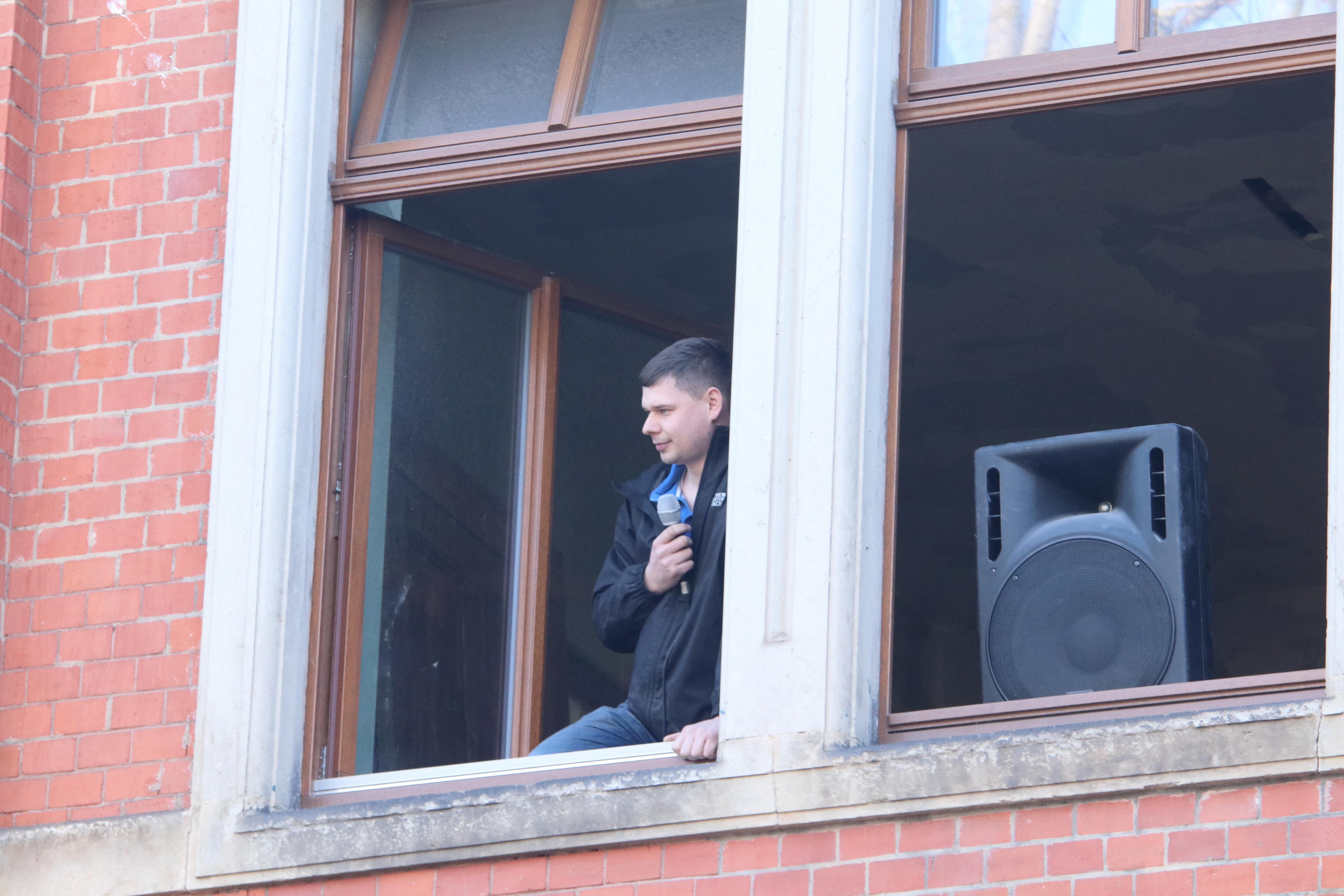 Andres am 18.02.2019 am Fenster der Brauhausstraße 6 in Chemnitz (Quelle: Tim Mönch)