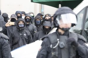 Junge Neonazis vor der Chemnitzer Fankneipe "Pub à la Pub" am 18.08.2021 während einer Demonstration von "Chemnitz Nazifrei" (Quelle: Simon Berger)