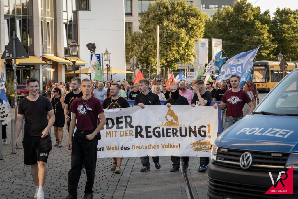 Brian Bunzel rechts am Banner von "Die Heimat": Junge Neonazis auf der Montagsdemo am 18.08.2025 in Dresden (Quelle: VersaRed)