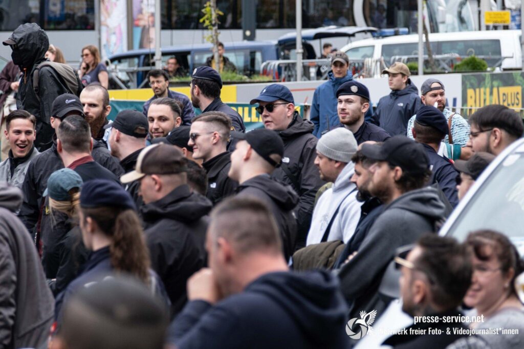 Merlin Ulbrich (links), Tony Kraft (Cap, abgewandt), Luis Rupprecht (mit Scheitel dahinter). Verdeckt mit Nike-Cap: Kevin Noeske (Knockout 51) und Robert Brandt (abgewandt mit Scheitel, Kollektiv 56). Foto: Presseservice Wien.