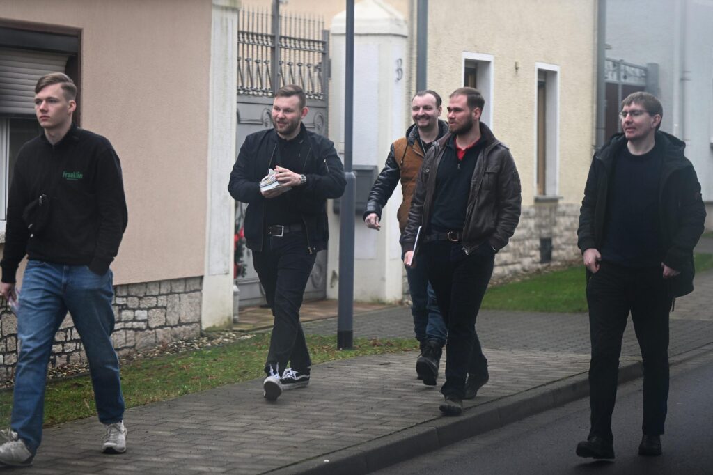 Das „Zentrum Chemnitz“ bei der „Winterakademie“ in Schnellroda: v.l.n.r. Artur Thum, Unbekannt 3, Paul Schäffler, Vincenzo Richter und Leonhard Stottmeister. Foto: Recherche Nord.