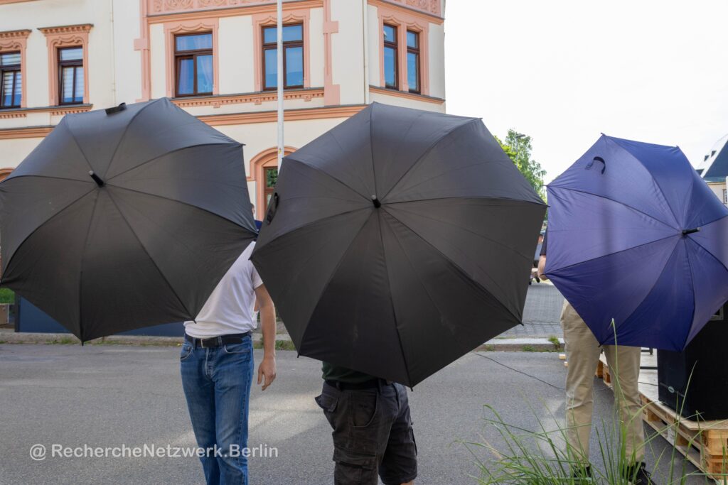 Abgeschirmt: Identitäre behindern Fotograf*innen bei "Stolzmonat"-Kundgebung im Mai 2025 vor dem "Zentrum Chemnitz". Foto: Recherchenetzwerk Berlin.