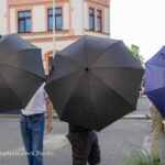 Abgeschirmt: Identitäre behindern Fotograf*innen bei "Stolzmonat"-Kundgebung im Mai 2025 vor dem "Zentrum Chemnitz". Foto: Recherchenetzwerk Berlin.